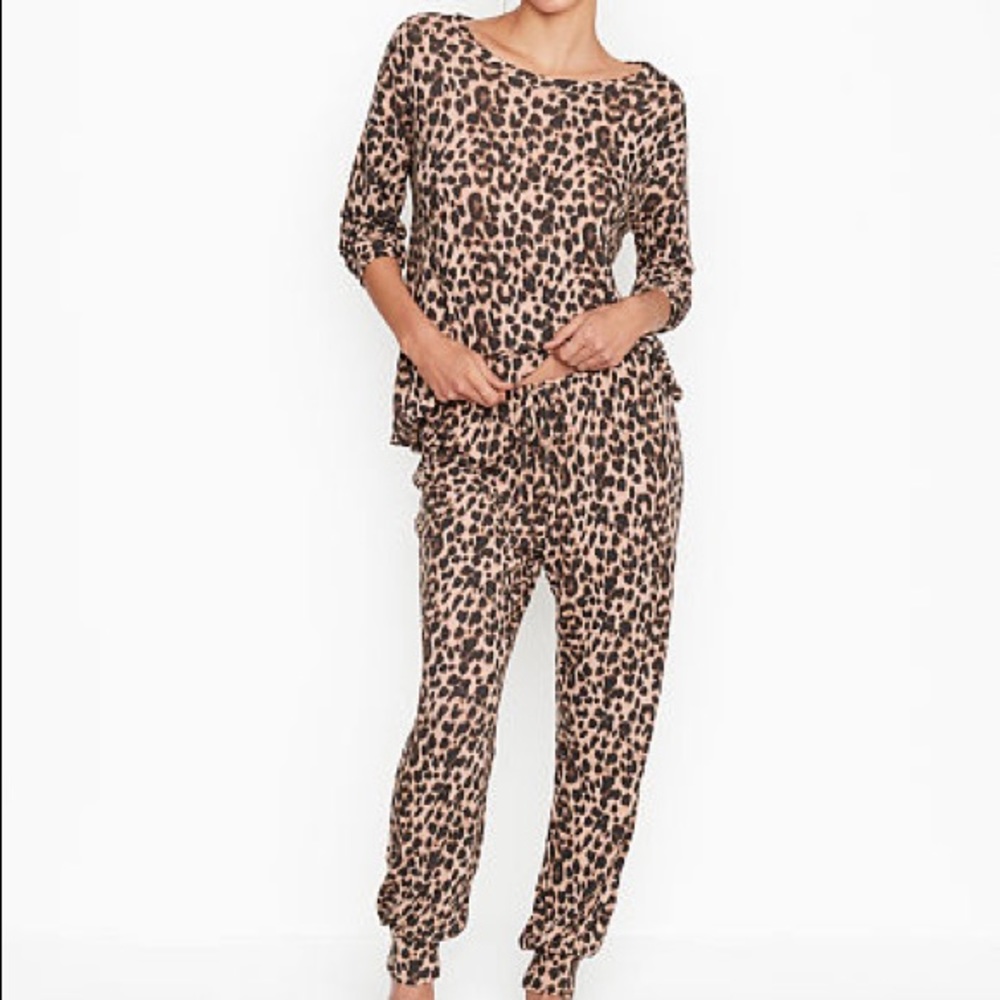 VICTORIA'S SECRET
Cozy Knit Crewneck & Jogger Set